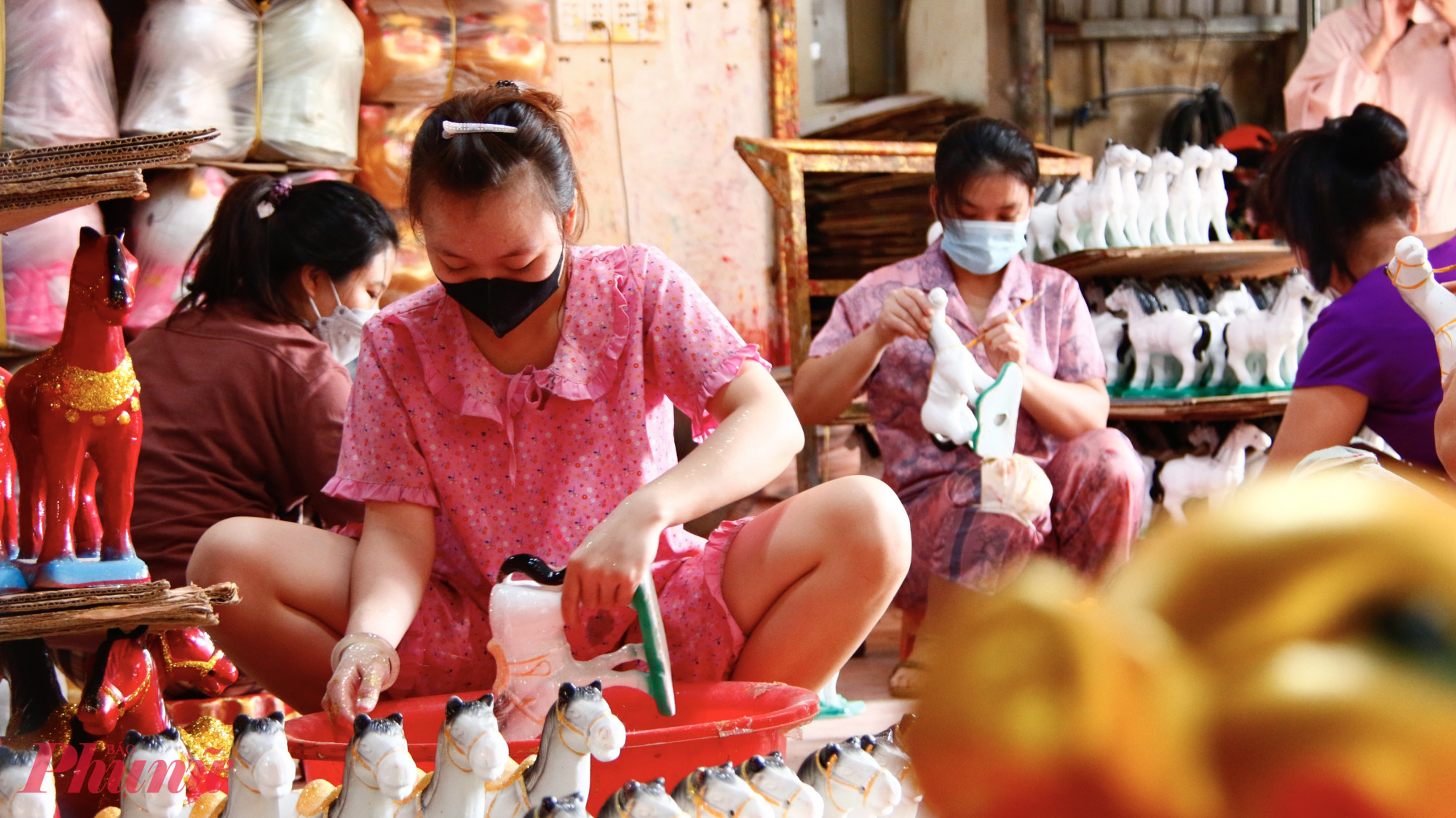 Tại Lò gốm Lý Đê, khu phố Chánh Nghĩa 7, nhiều chị em phụ nữ cũng tất bật hoàn thiện những công đoạn cuối cùng để kịp đưa sản phẩm ra thị trường phục vụ dịp Tết.