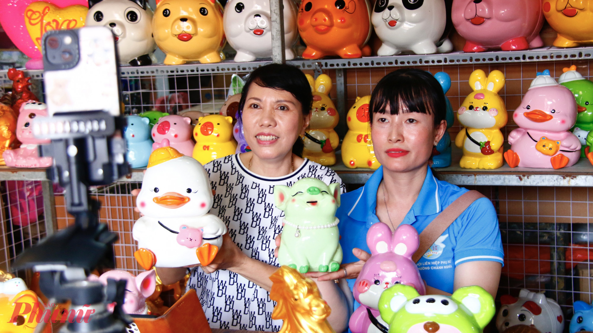  Không chỉ duy trì nghề theo phương thức truyền thống, bà Hà còn chủ động tìm hướng đi mới, từng bước làm quen với công nghệ số trong bán hàng, đồng thời cùng các chị em phụ nữ trong khu phố mở rộng kênh tiêu thụ sản phẩm.