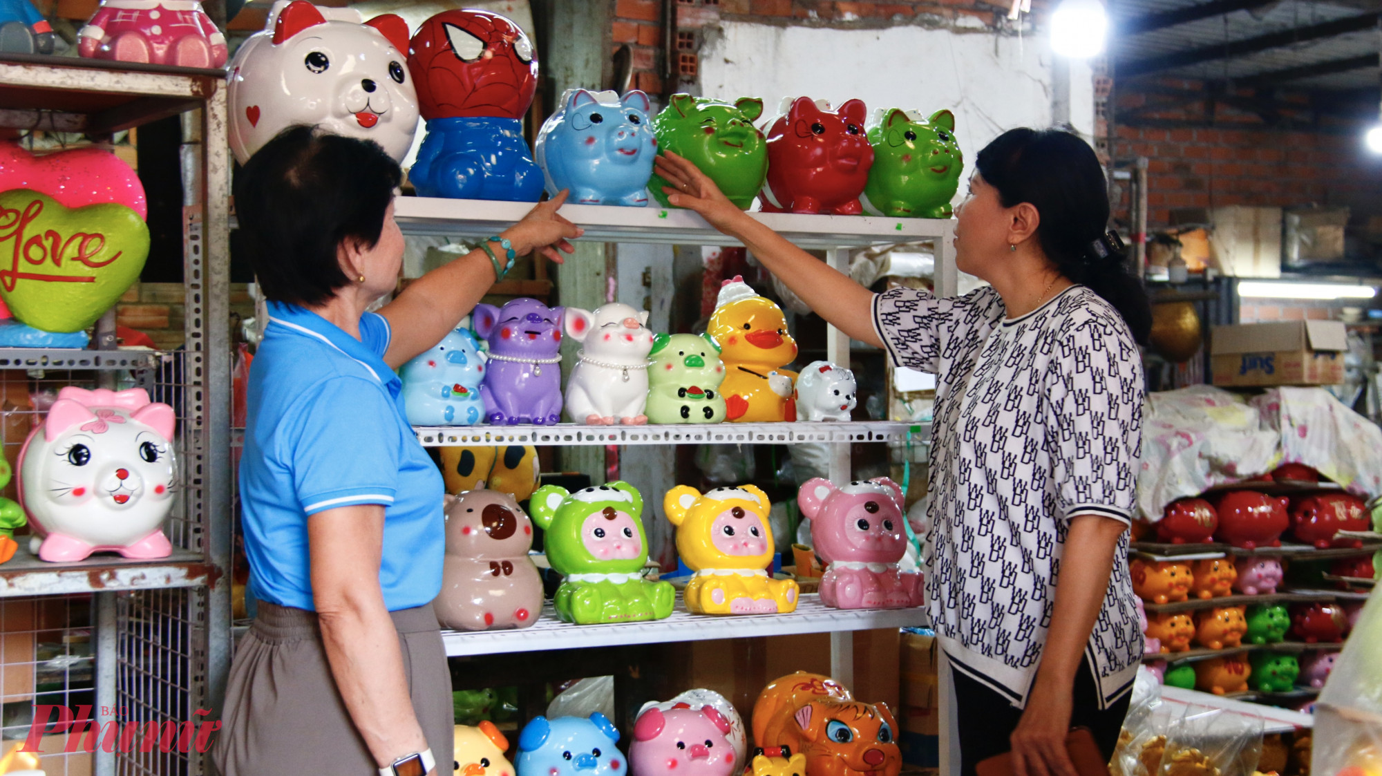 Theo bà Hà, vào dịp Tết, không khí sản xuất tại xưởng nhộn nhịp hơn hẳn, cơ sở phải tăng ca để kịp tiến độ đơn hàng. Riêng tháng Chạp là cao điểm của mùa vụ,  mỗi ngày xưởng có thể xuất ra thị trường từ 500 đến 600 con heo đất. Năm nay xưởng sản xuất đa dạng mẫu mã heo đất phục vụ thị trường Tết như heo gia đình, ngựa vàng, các mẫu trang trí tài lộc… nhằm đáp ứng thị hiếu người tiêu dùng.