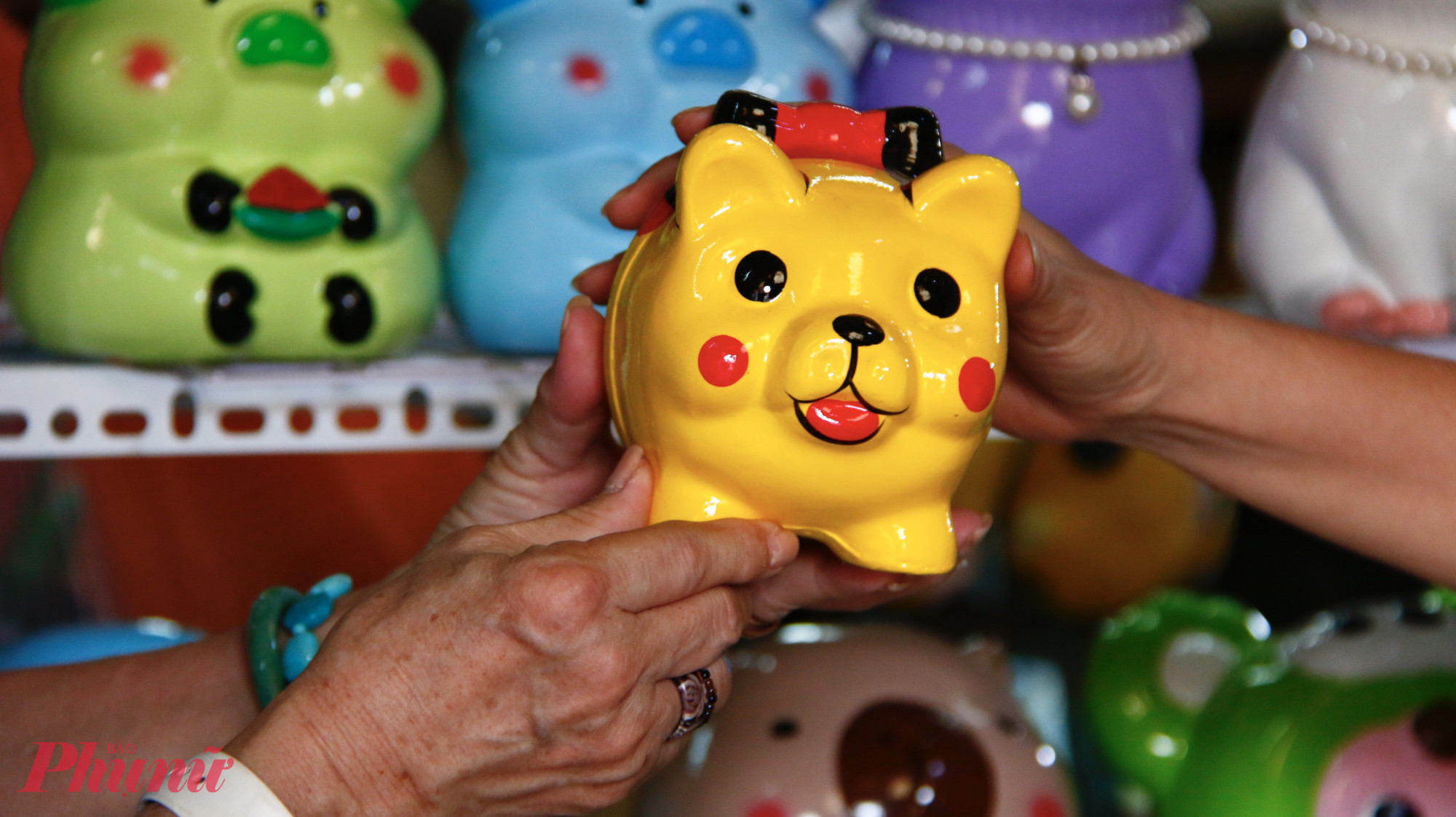 Mỗi sản phẩm hoàn thiện đều mang theo sự khéo léo và kinh nghiệm được truyền qua nhiều thế hệ.