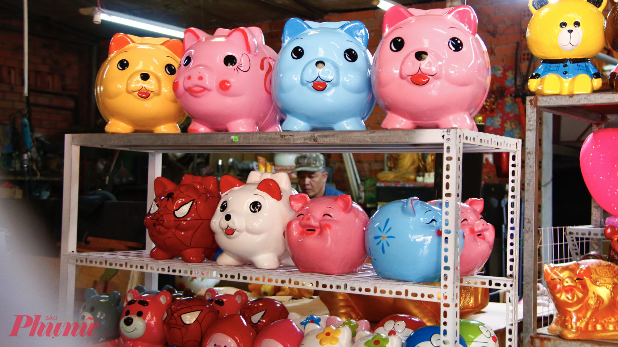 Mỗi sản phẩm làm ra không chỉ phục vụ trang trí ngày Tết mà còn mang giá trị thẩm mỹ, với giá bán dao động từ 60.000 đến hơn 100.000 đồng, tùy mẫu mã và kích cỡ.