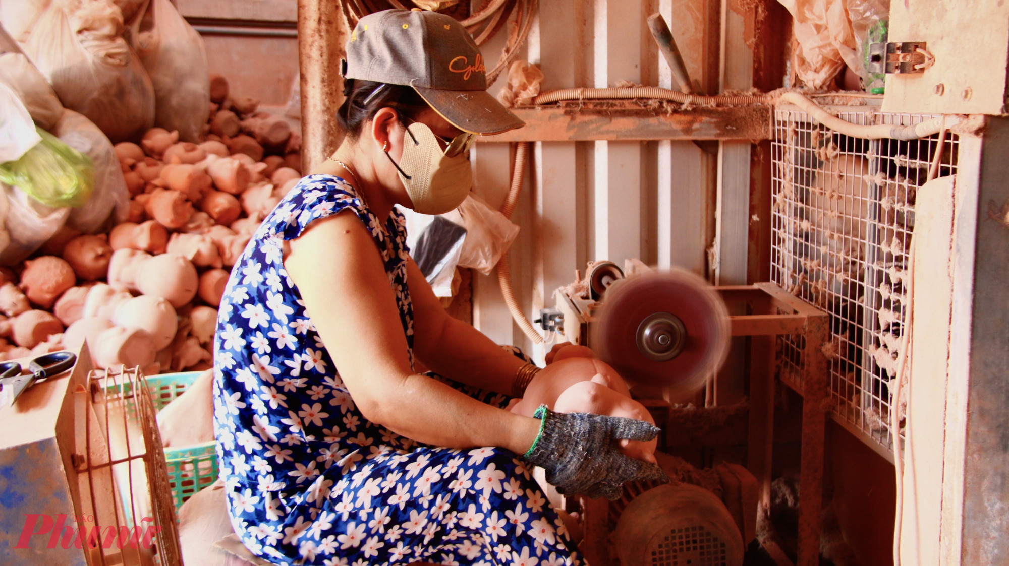 Chị Võ Ngọc Hiền (47 tuổi), thợ làm heo đất tại cơ sở sản xuất heo đất Hà An, đã gắn bó với công việc này hơn 5 năm. Công việc chủ yếu của chị là chà nhẵn, làm láng bề mặt heo đất trước khi sơn màu. Theo chị Hiền, nghề làm heo đất mang lại nguồn thu nhập giúp chị trang trải cuộc sống gia đình, có thời gian linh hoạt, giúp chị chủ động đưa đón con đi học và quán xuyến việc nhà. Dù còn nhiều khó khăn, chị vẫn bền bỉ gắn bó với nghề, góp phần gìn giữ một nét đẹp truyền thống trong đời sống Tết Việt.