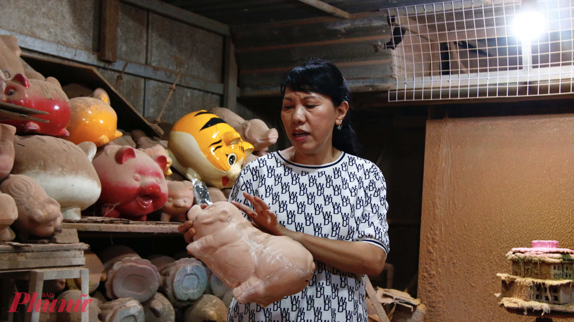 Bà Nguyễn Thị Thu Hà cho biết, trước những biến động của thị trường, cơ sở sản xuất thủ công phải linh hoạt, nhạy bén để thích ứng, từ đó tạo sinh kế ổn định cho người thợ. Xuất thân từ nghề sơn mài truyền thống lâu đời, dưới tác động của dịch COVID-19, nghề sơn mài gặp nhiều khó khăn, bà đã chủ động chuyển hướng sang sản xuất. Tận dụng kỹ thuật sơn mài tinh xảo, bà kết hợp làm heo đất và các tượng linh vật theo con giáp, từng bước mở ra hướng đi mới cho cơ sở.  Năm nay cơ sở của bà Hà sản xuất đa dạng mẫu mã heo đất phục vụ thị trường Tết như heo gia đình, ngựa vàng, các mẫu trang trí tài lộc… nhằm đáp ứng thị hiếu người tiêu dùng.