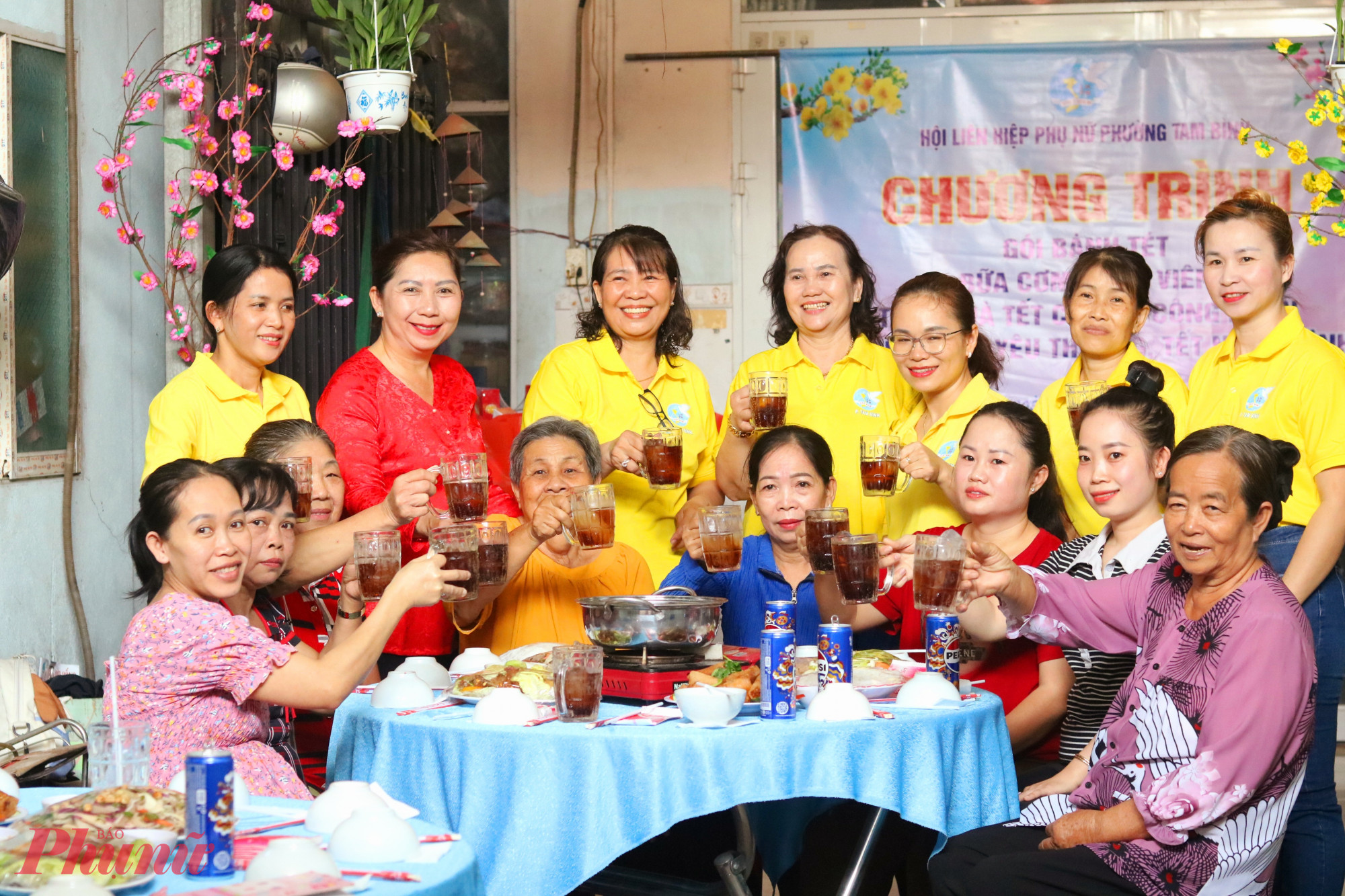 Mọi người cùng quây quần bên nhau trong bữa tiệc tất niên ấm cúng tại khu nhà trọ - Ảnh: Mẫn Nhi