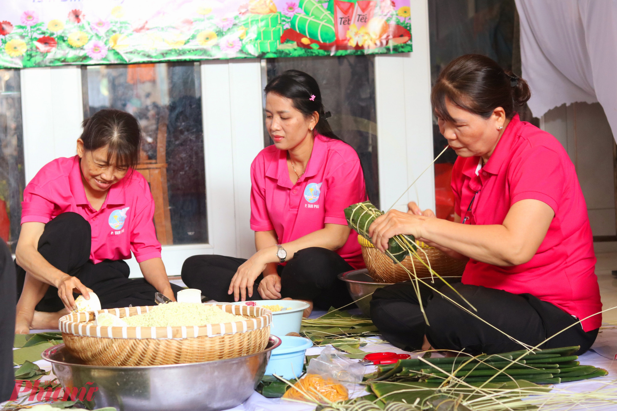 Từ khi xây khu nhà trọ đến nay, chị Giang (bìa phải) luôn giữ thói quen gói bánh tét để tặng anh chị em công nhân vào những ngày cận tết - Ảnh: Mẫn Nhi
