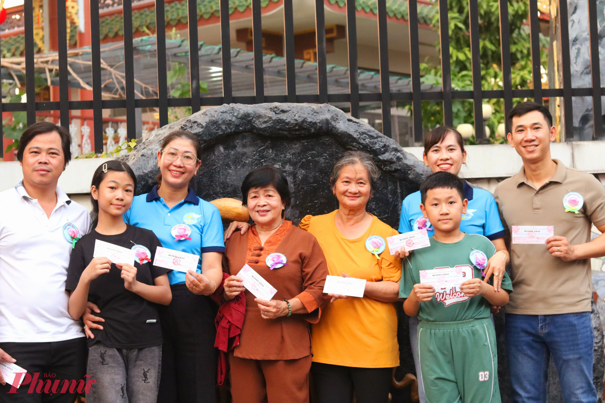 8 thành viên gia đình chị Thúy (thứ 2, từ phải qua) cùng đến ủng hộ chương trình - Ảnh: Mẫn Nhi 