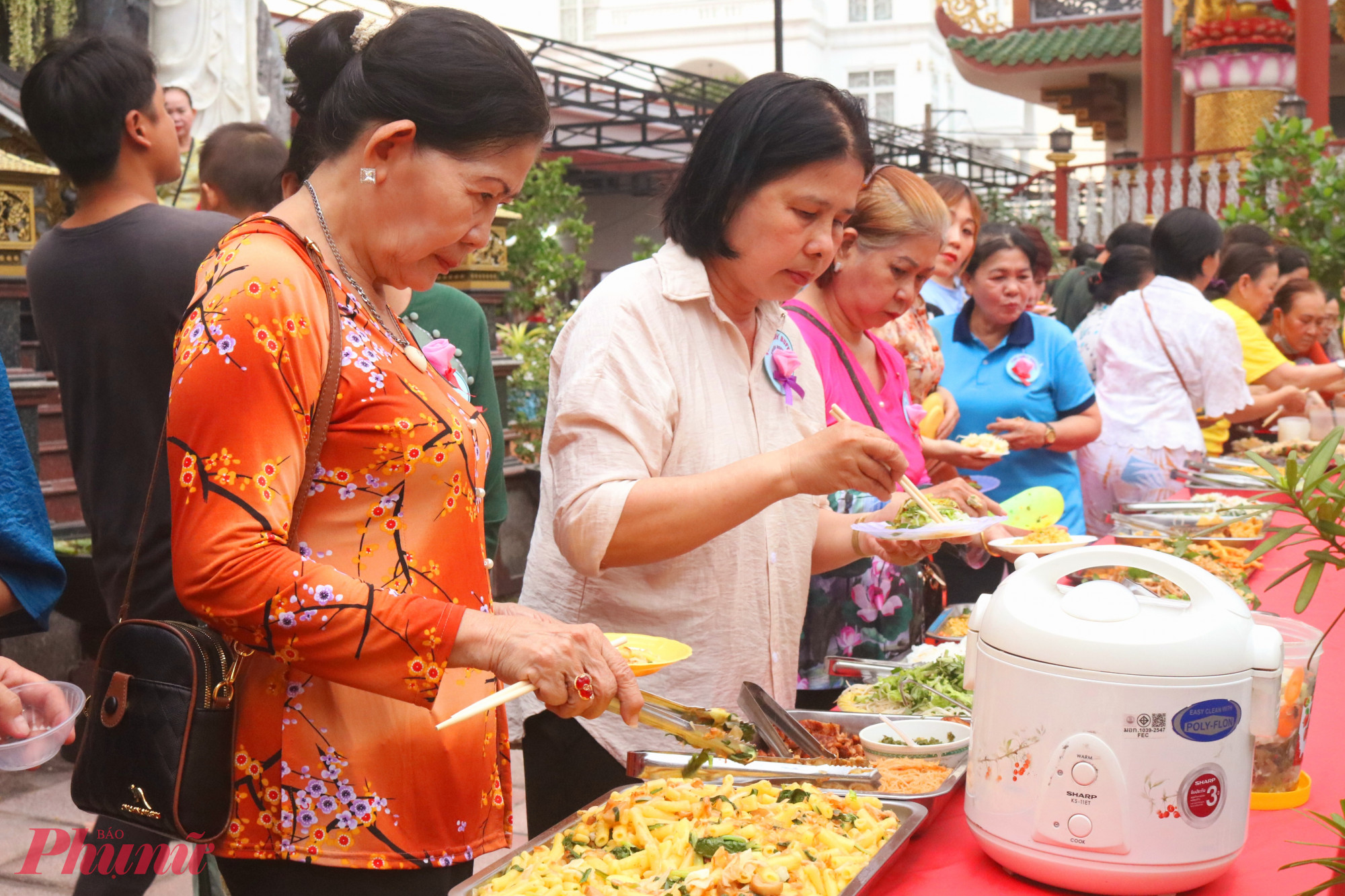 Nhiều người đến ủng hộ khi biết mục đích chương trình - Ảnh: Mẫn Nhi