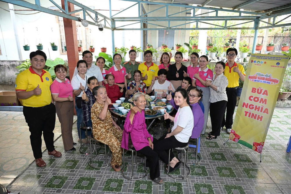 Bữa cơm nghĩa tình ấm áp ngày xuân
