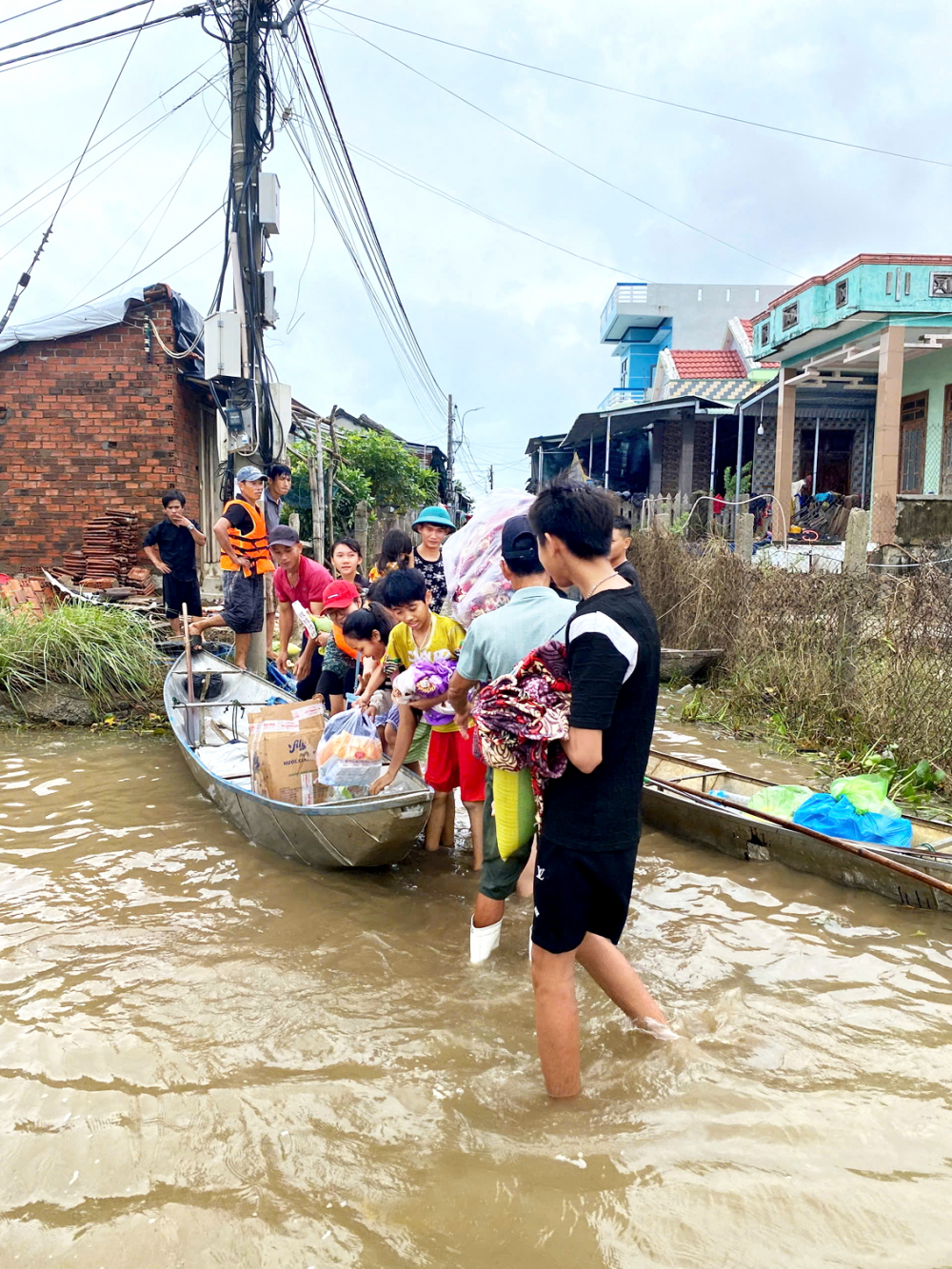 Trẻ em cần học cách làm quen với thiên tai - ẢNH: V.A. 