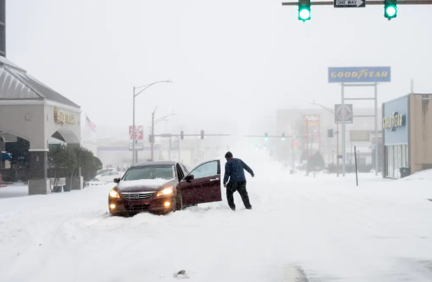 NWS cảnh báo rằng băng dày có thể gây ra mất điện trong thời gian dài, cây cối bị hư hại trên diện rộng và điều kiện đi lại cực kỳ nguy hiểm, bao gồm cả ở nhiều bang ít quen với thời tiết mùa đông khắc nghiệt.Thống đốc New York Kathy Hochul cảnh báo người dân ở trong nhà giữa điều kiện lạnh giá: Năm hoặc sáu phút bên ngoài có thể gây nguy hiểm cho sức khỏe của bạn theo đúng nghĩa đen.  Cô nhấn mạnh các biện pháp phòng ngừa như bảo vệ đường ống, sử dụng máy sưởi an toàn và kiểm tra những người hàng xóm dễ bị tổn thương.  Các nhà chức trách cảnh báo về cái lạnh đe dọa tính mạng có thể kéo dài một tuần sau cơn bão, đặc biệt là ở Đồng bằng phía Bắc và Thượng Trung Tây, nơi gió lạnh thấp được dự báo sẽ giảm xuống mức cực đoan dưới -50F (-45C).  Nhiệt độ như vậy có thể gây tê cóng trong vòng vài phút.