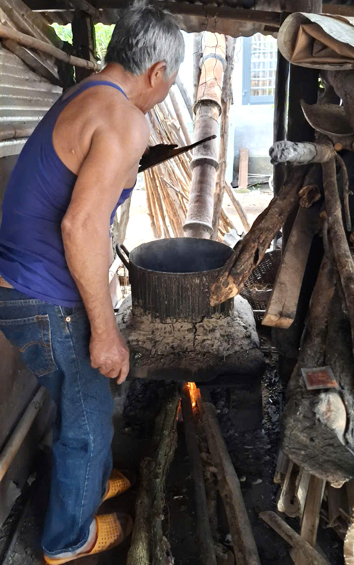 Ông Nguyễn Tánh- ở xã Đồng Xuân- cho biết: Hằng ngày ông nấu 2 nồi cháo. Nồi cháo bằng rau, cám thì cho bò cỏ ăn. Còn bò lai thì ông cho ăn “sang” hơn, mỗi lần nấu, ông xúc lon gạo cho vào trong nồi cháo- Ảnh: Mạnh Trâm Trân