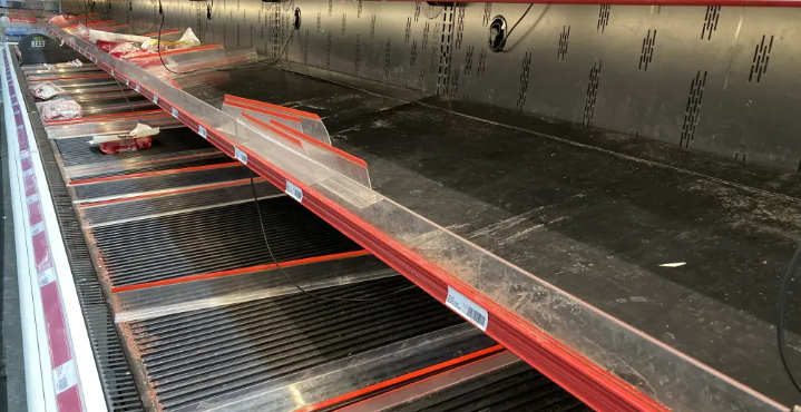 Các kệ hàng trống rỗng trong khu vực bán thịt của một cửa hàng tạp hóa bên ngoài thủ đô Washington của Hoa Kỳ