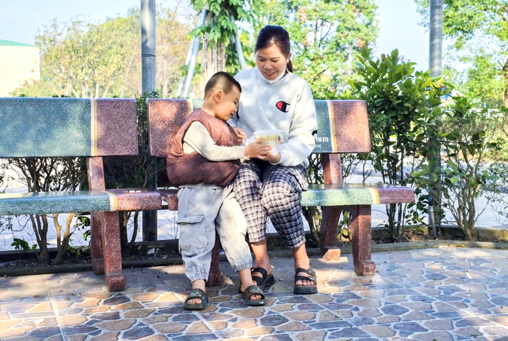 Những bát cháo tình thương ở cổng bệnh viện phần nào giúp chị Lô Thị May giảm bớt chi phí trong những chuyến điều trị kéo dài - ẢNH: PHAN NGỌC