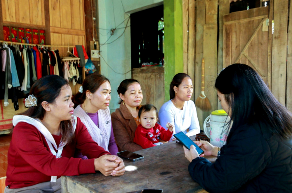 Cán bộ dân số Trạm Y tế Lạng Khê (tỉnh Nghệ An) tư vấn cho người dân về giải pháp ngăn chặn thalassemia - ẢNH: KHÁNH TRUNG