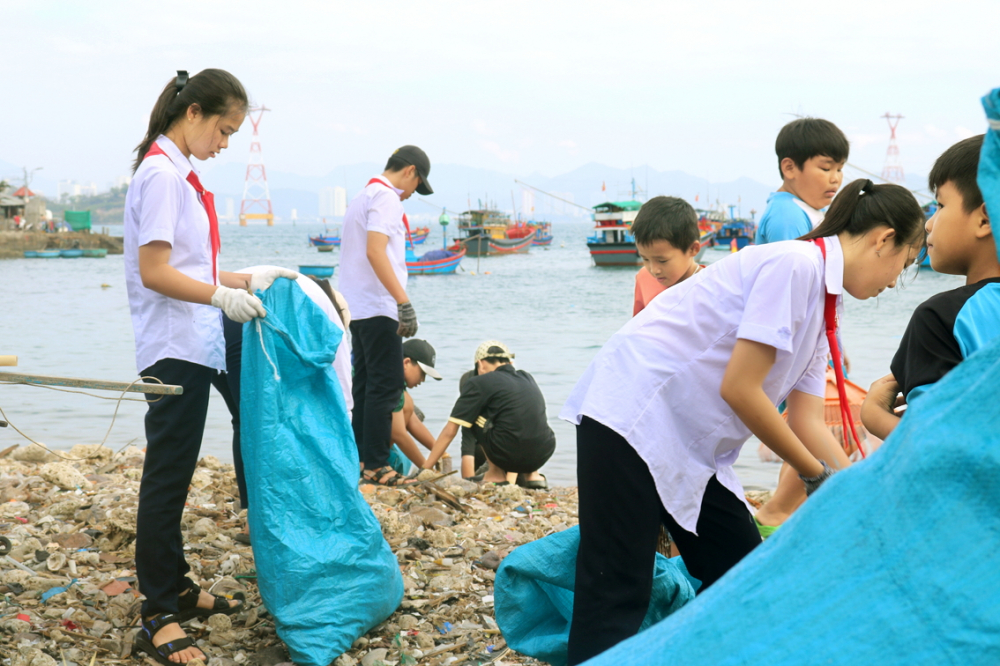 Học sinh làm sạch bãi biển, bảo vệ môi trường - ẢNH: ĐỨC BẢO