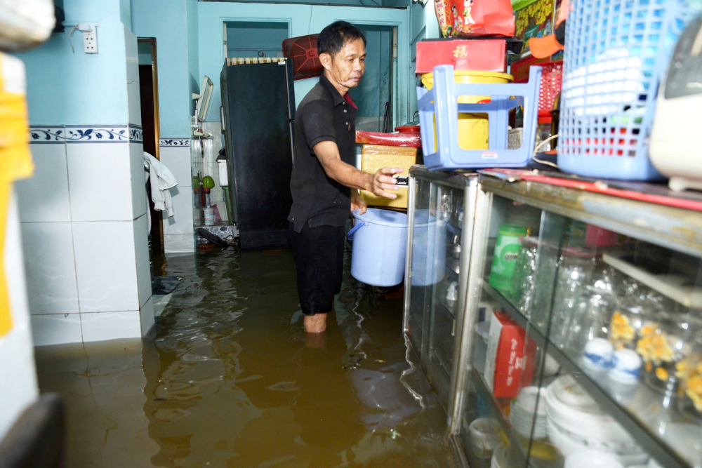 Do không được phép xây dựng, người dân ở bán đảo Thanh Đa rất chật vật trong việc đối phó với triều cường, bảo vệ tài sản - ẢNH: THANH TÂM