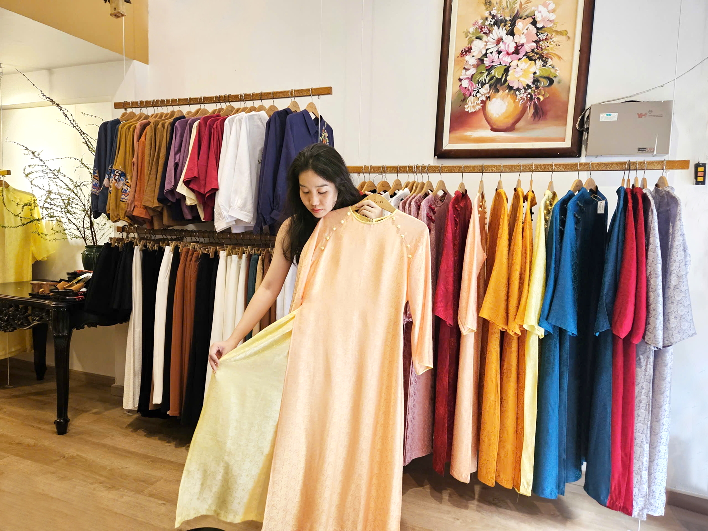 Nhân viên cửa hàng áo dài Hội An (phường Bến Thành) giới thiệu mẫu áo dài ăn khách đầu năm 2026