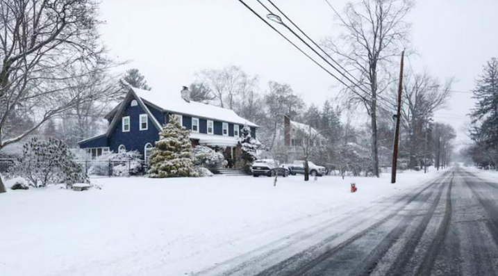 Một cơn bão mùa đông được xem là lớn nhất đã tiến về phía đông bắc nước Mỹ vào ngày 25/1 đe dọa hàng trăm triệu người Mỹ mất điện, gây hỗn loạn giao thông và lạnh thấu xương. Tác động của tuyết / mưa đá sẽ kéo dài đến tuần tới với các đợt đóng băng lại khiến bề mặt đóng băng và nguy hiểm cho cả lái xe và đi bộ trong tương lai gần, Dịch vụ Thời tiết Quốc gia (NWS) cho biết.