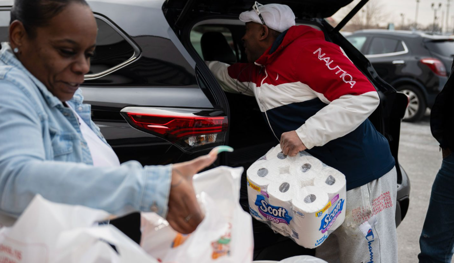 Nhiều người Mỹ tranh thủ mua thực phẩm, nhu yếu phẩm để tránh bão tuyết