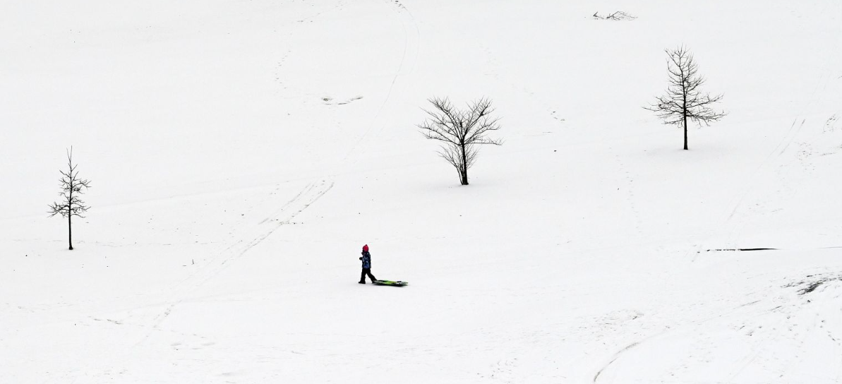 Bộ trưởng Giao thông Sean Duffy cảnh báo rằng có tới 240 triệu người Mỹ có thể bị ảnh hưởng bởi cơn bão.  Ít nhất 20 tiểu bang và thủ đô Washington của Mỹ đã tuyên bố tình trạng khẩn cấp.  Hãy xem xét cơn bão này một cách nghiêm túc, mọi người, NWS nói trên X, dự đoán một dải tuyết dài đáng kinh ngạc từ Colorado đến Maine.  Khoảng 14.000 chuyến bay đến và ra khỏi Hoa Kỳ đã bị hủy vào cuối tuần, với hàng nghìn chuyến bay khác bị trì hoãn, theo công cụ theo dõi FlightAware.  Tại Dallas, nơi thường có nhiệt độ ôn hòa vào tháng Giêng, mưa đóng băng đã trút xuống thành phố Texas và thủy ngân giảm mạnh xuống 21F (-6C).  Các quan chức tiểu bang tuyên bố rằng lưới điện Texas đã ở trong tình trạng tốt hơn so với năm năm trước, khi nó bị hỏng trong một cơn bão mùa đông chết người và khiến hàng triệu người không có điện.