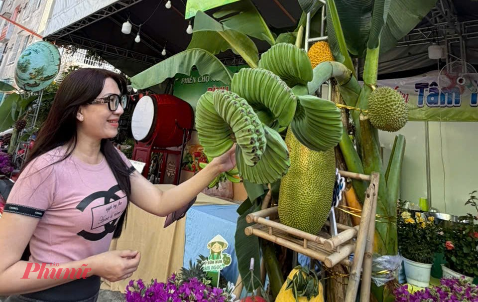 Chuối tay bàn tay phật - dòng trái chưng mang ý nghĩa tài lộc được nhiều khách săn tìm sớm. Chuối đẹp, kích thước lớn: Các nải chuối có hình dáng chuẩn, đều quả, màu vàng đẹp thường có giá dao động từ 300.000 – 500.000 VNĐ/nải. Chuối trung bình: Những nải chuối nhỏ hơn, ít quả hoặc không đều có thể có giá từ 100.000 – 200.000 VNĐ/nải.  