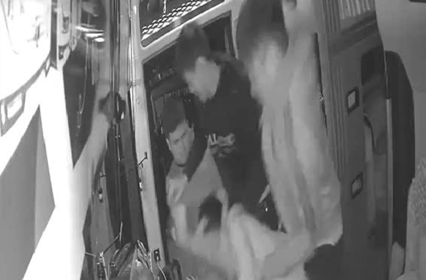 Nhóm đối tượng lao vào tấn công nhân viên nhà xe - ảnh: S.Đ.