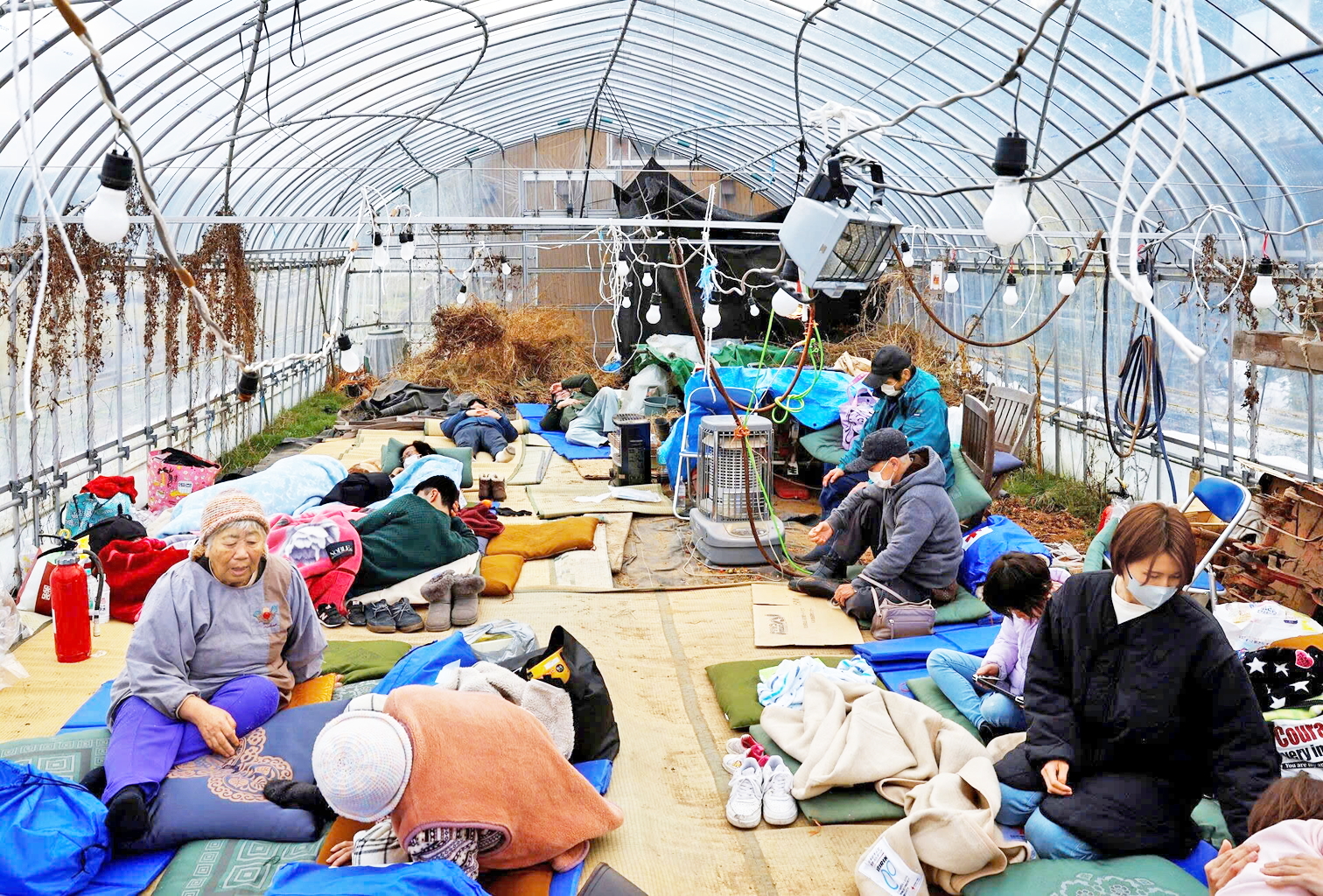 Người dân nghỉ ngơi sau khi sơ tán tại một nhà kính được chuyển đổi thành điểm trú ẩn tạm thời sau trận động đất ở Wajima, tỉnh Ishikawa, Nhật Bản ngày 2/1/2024 - Nguồn ảnh: Reuters