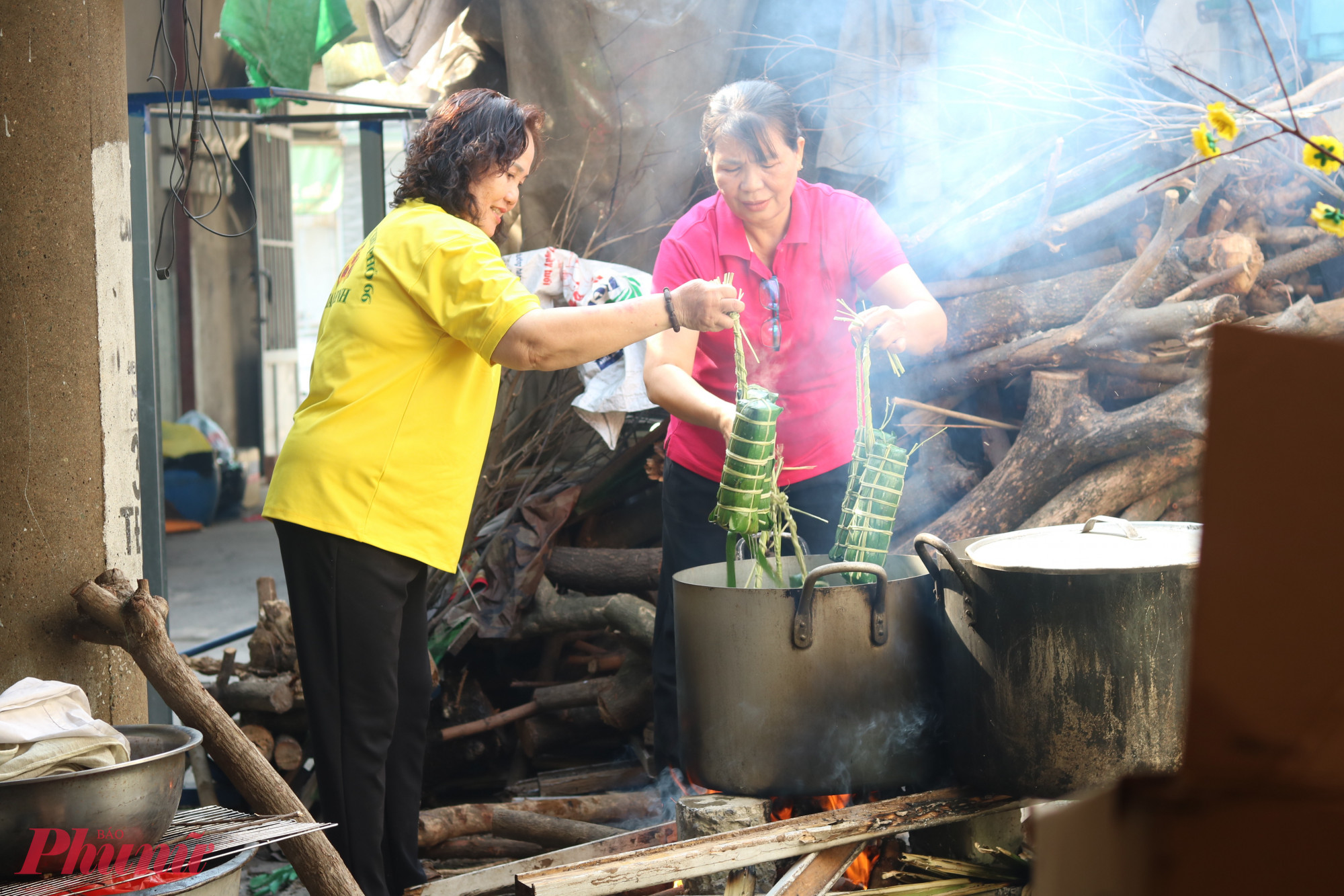 Các dì, các chị tề tựu về khu nhà trọ của chị Giang để cùng gói, nấu bánh tét trong ngày 24/1 - Ảnh: Mẫn Nhi
