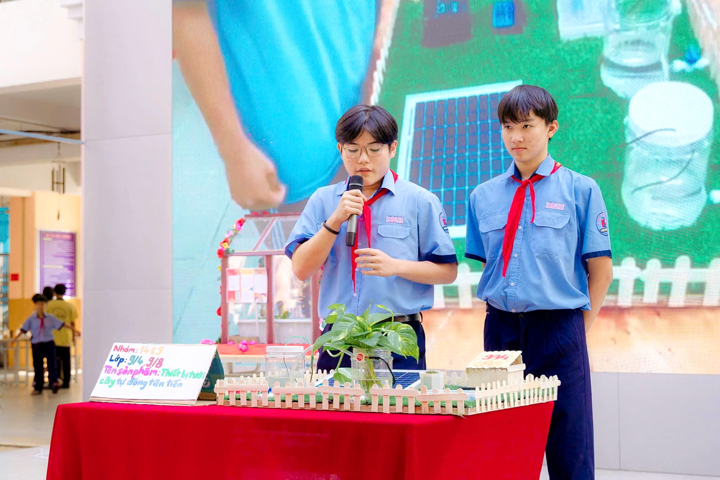 Học sinh đang giới thiệu mô hình Thiết bị tưới cây tự động tiên tiến