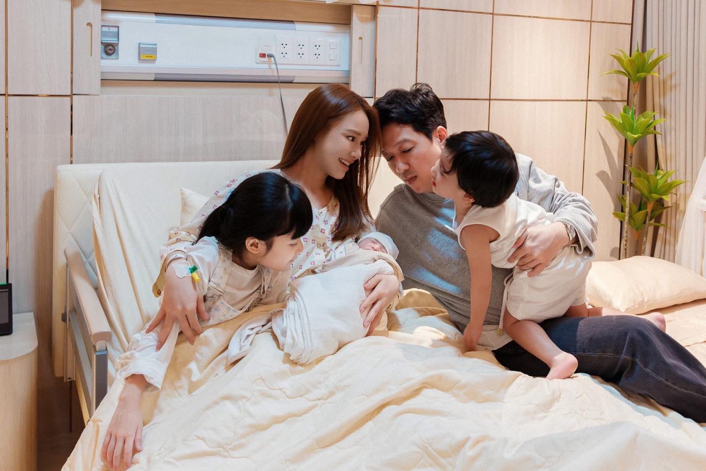 Gia đình 5 thành viên của Trường Giang- Nhã Phương