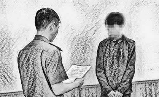 Công an đọc lệnh khởi tố bị can_Ảnh: Công an tỉnh Quảng Ngãi.