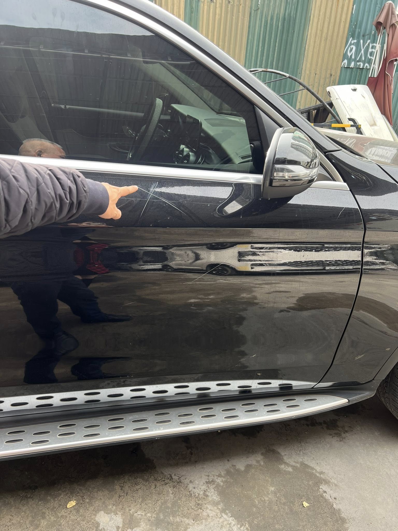 Một trong những vết xước do bị rạch trên xe Mercedes-Benz GLC200. Ảnh: Internet