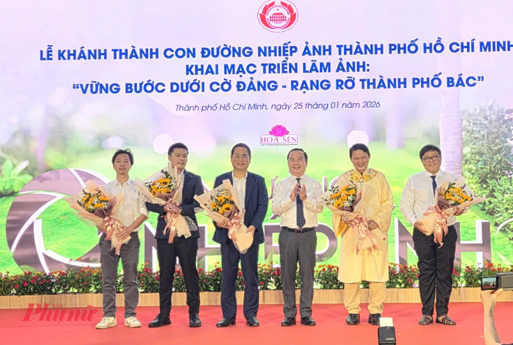 Lãnh đạo TPHCM tặng hoa cho các nhà tài trợ