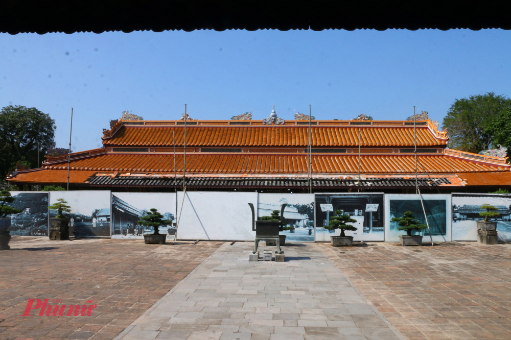 Điện Hòa Khiêm được gia cường nền móng bó vỉa, bậc cấp, chân tảng đá thanh, phục hồi nền lát gạch. Đơn vị thực hiện dự án đã tu bổ tường xây theo hiện trạng; tu bổ, phục hồi hệ khung gỗ, hệ mái, ván vách, cửa, liên ba, sàn gỗ và các chi tiết gỗ bằng gỗ nhóm II.