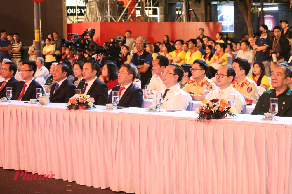 Tham gia chương trình là sự xuất hiện của các đại biểu, lãnh đạo các cấp cùng đông đảo khách mời và khán giả - Ảnh: Phương Nhã