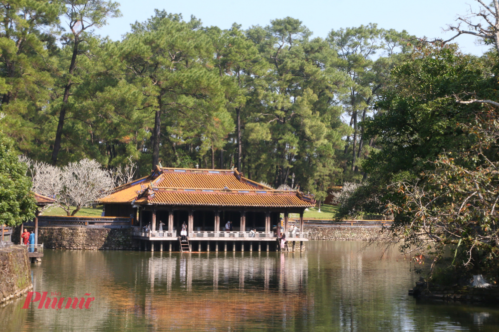 Ông vua thi sĩ Tự Đức (1848-1883) đã chọn cho mình một nơi yên nghỉ xứng đáng với ngôi vị của mình, phù hợp với sở thích và nguyện vọng của con người có học vấn uyên thâm và lãng tử bậc nhất trong hàng vua chúa nhà Nguyễn. Lăng tọa lạc trong một thung lũng hẹp thuộc làng Dương Xuân Thượng, tổng Cư Chánh (nay là phường Thủy Xuân, TP Huế).