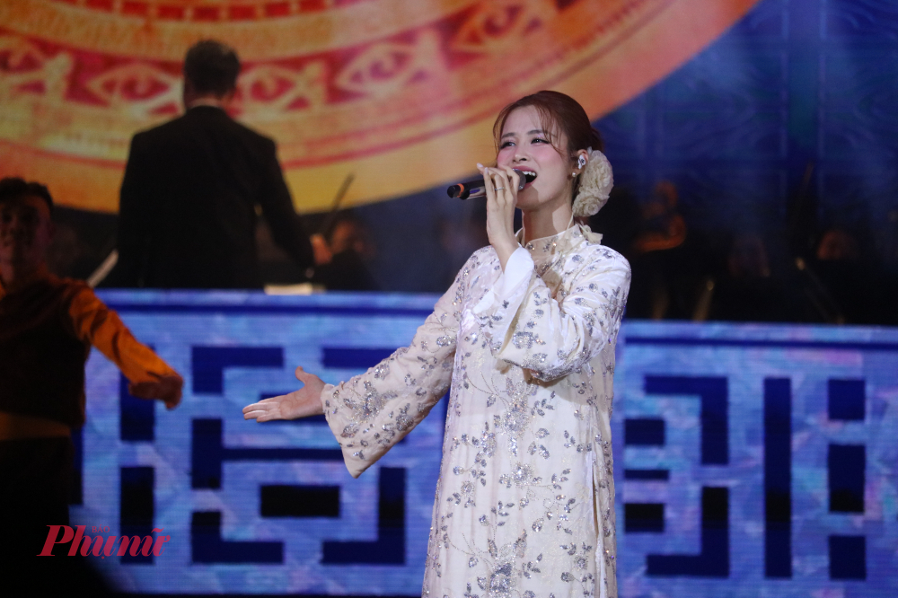 Ca sĩ Đông Nhi góp mặt trong đêm nhạc với ca khúc Việt Nam tinh hoa - Ảnh: Phương Nhã