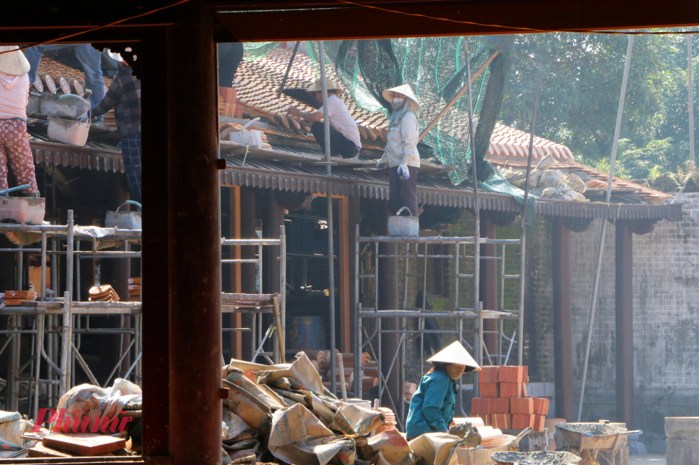 Các đội thợ đang khẩn trương hoàn thành công việc để sớm bàn giao công trình cho Trung tâm Bảo tồn Di tích cố đô Huế đưa vào khai thác, quản lsy di tích điện 