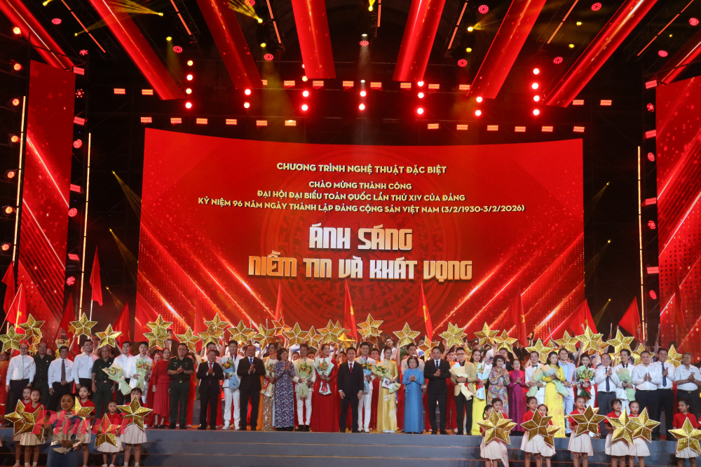 Các đại biểu trao tặng hoa cho các nghệ sĩ, đội múa, dàn hợp xướng... những người đã cống hiến hết mình cho đêm diễn - Ảnh: Phương Nhã