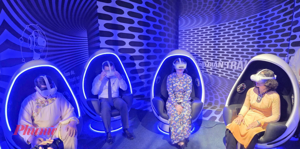 Các đại biểu trải nghiệm công nghệ thực tế ảo.