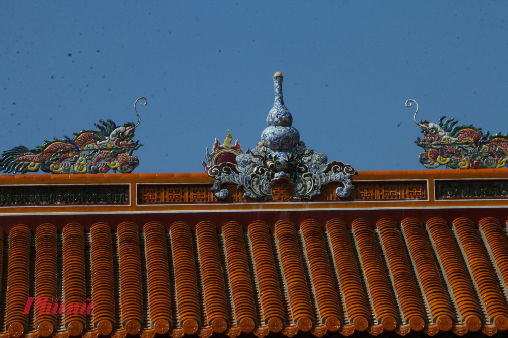 Ông Hồ Hữu Hành, Giám đốc Công ty Tu bổ Di tích Huế, cho biết: công tác tu bổ Điện Hòa Khiêm đã đạt hơn 80%, hiện đang hoàn thiện lợp ngói và thi công các hạng mục nội thất.