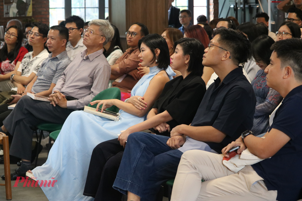 Buổi trò chuyện thu hút đông đảo khách tham dự - Ảnh: Phương Nhã