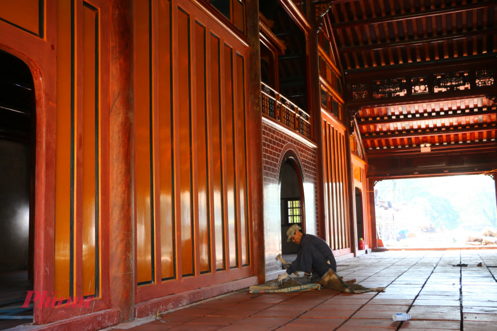 Ở phía sau bên trái của Điện Hòa Khiêm là công trình Minh Khiêm Đường, cũng được tu bổ trong dự án lần này. Đến ngày 21.1, công trình đã đạt hơn 90% khối lượng công việc, hiện đang lát gạch và lắp điện chiếu sáng, dự kiến sẽ hoàn thiện trước Tết Nguyên đán.được xem là một trong những nhà hát cổ nhất ở Việt Nam. Đây là nơi ngày xưa tổ chức các hoạt động nghệ thuật phục vụ nhà vua khi đến Khiêm cung.