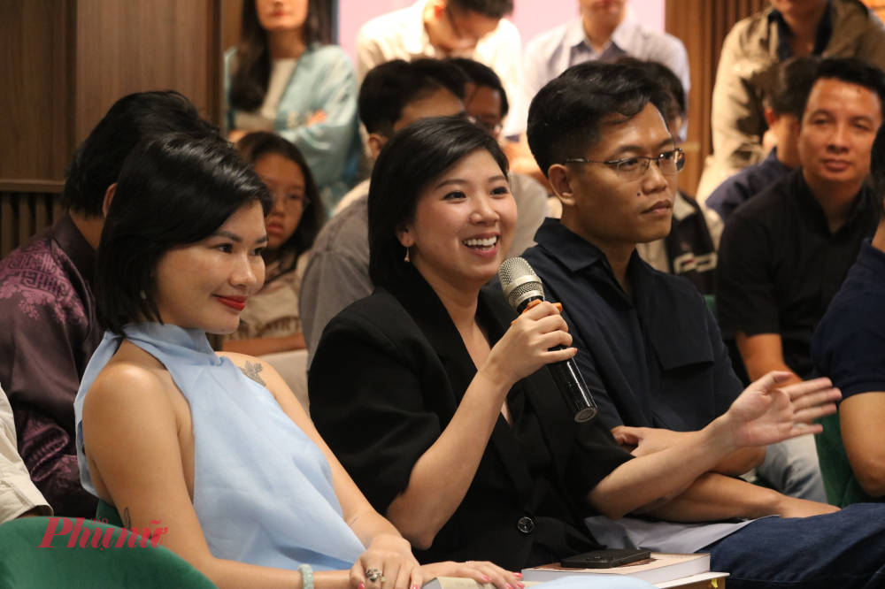 Người tham dự đặt câu hỏi xoay quanh cuốn sách - Ảnh: Phương Nhã