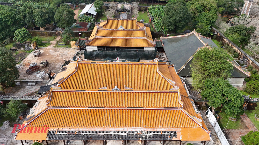 Lăng vua Tự Đức (hay còn gọi là Khiêm Lăng) có diện tích khoảng 12 ha, gồm nhiều công trình lớn nhỏ khác nhau đã được tu bổ qua nhiều giai đoạn. Hiện nay, 3 công trình kiến trúc đặc trưng ở đây đang được trùng tu. 