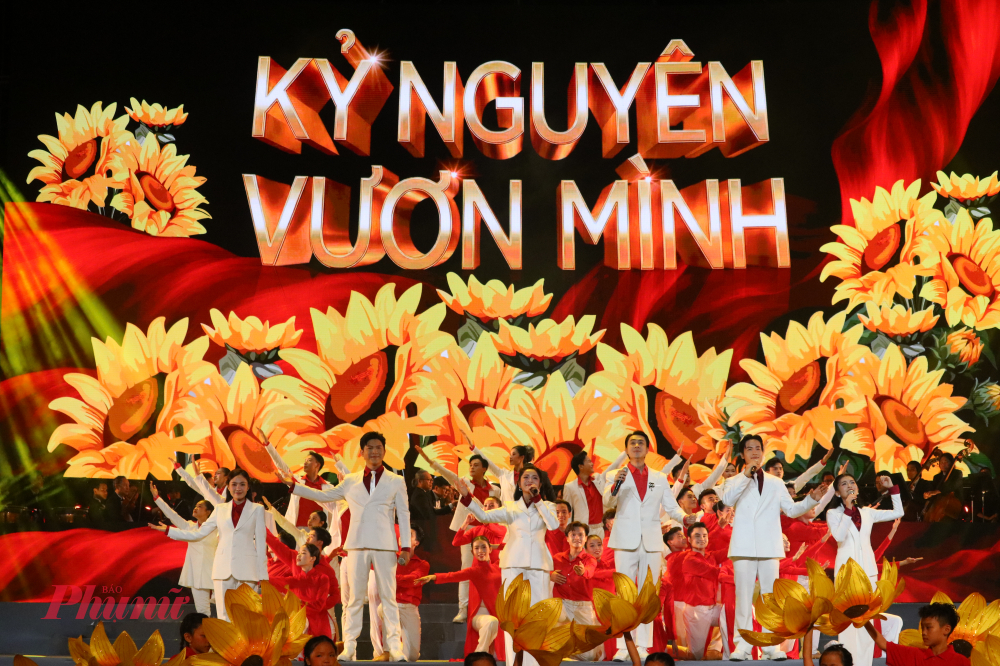 Chương 2 của đêm diễn tái hiện kỷ nguyên vươn mình mạnh mẽ của đất nước - Ảnh: Phương Nhã