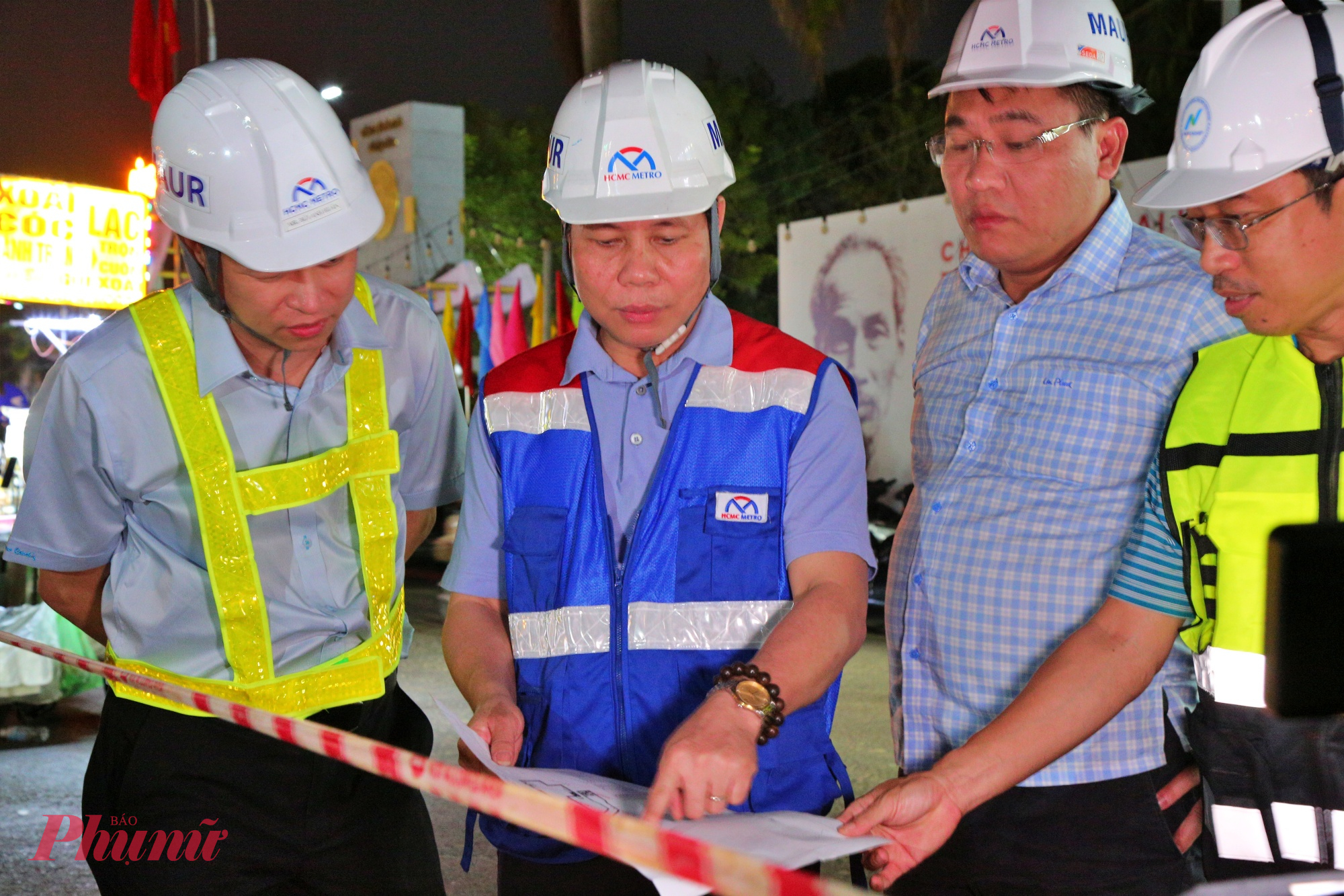 Ông Phan Công Bằng - Trưởng ban Quản lý đường sắt đô thị TPHCM chỉ đạo tại hiện trường khảo sát địa chất tuyến metro số 2