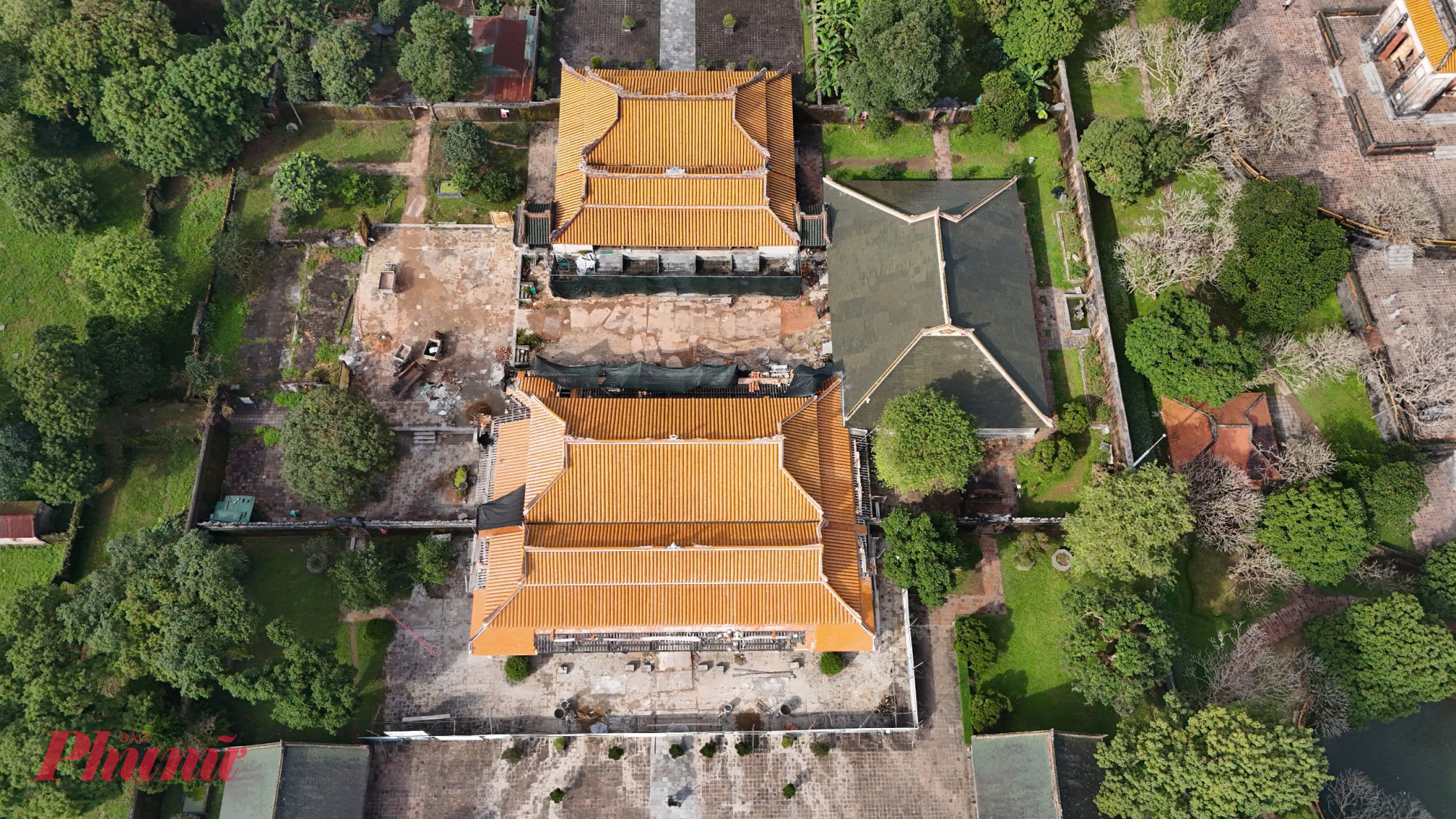 Dự án “Bảo quản, tu bổ, phục hồi di tích lăng vua Tự Đức” (phần còn lại) với tổng kinh phí hơn 99 tỉ đồng, đang được triển khai với các công trình: Điện Hòa Khiêm, Minh Khiêm Đường, Ôn Khiêm Đường, la thành, cổng, bình phong…