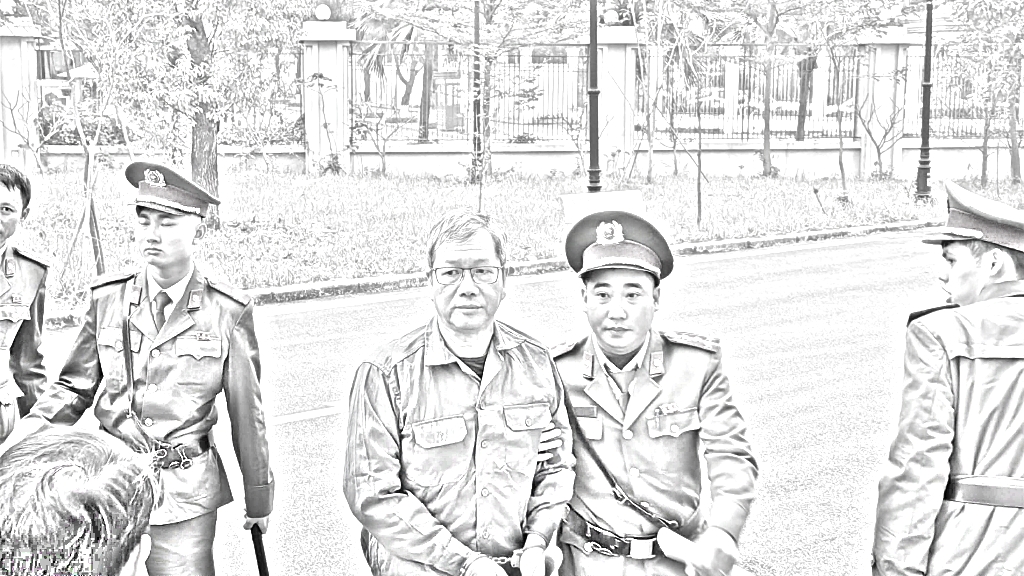 Lực lượng cảnh sát tư pháp dẫn giải bị cáo tới tòa - Ảnh: N.A