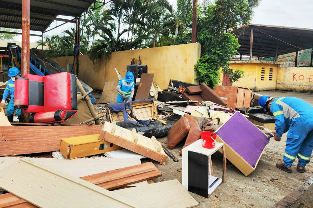 Khi cần xử lý rác cồng kềnh, cư dân hãy liên hệ tổ vệ sinh địa phương hoặc đơn vị dịch vụ công ích (Ảnh: minh họa)